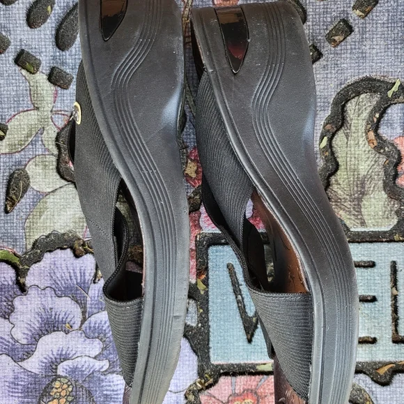 BZees: Desire Wedge Sandal - Picture 4 of 8